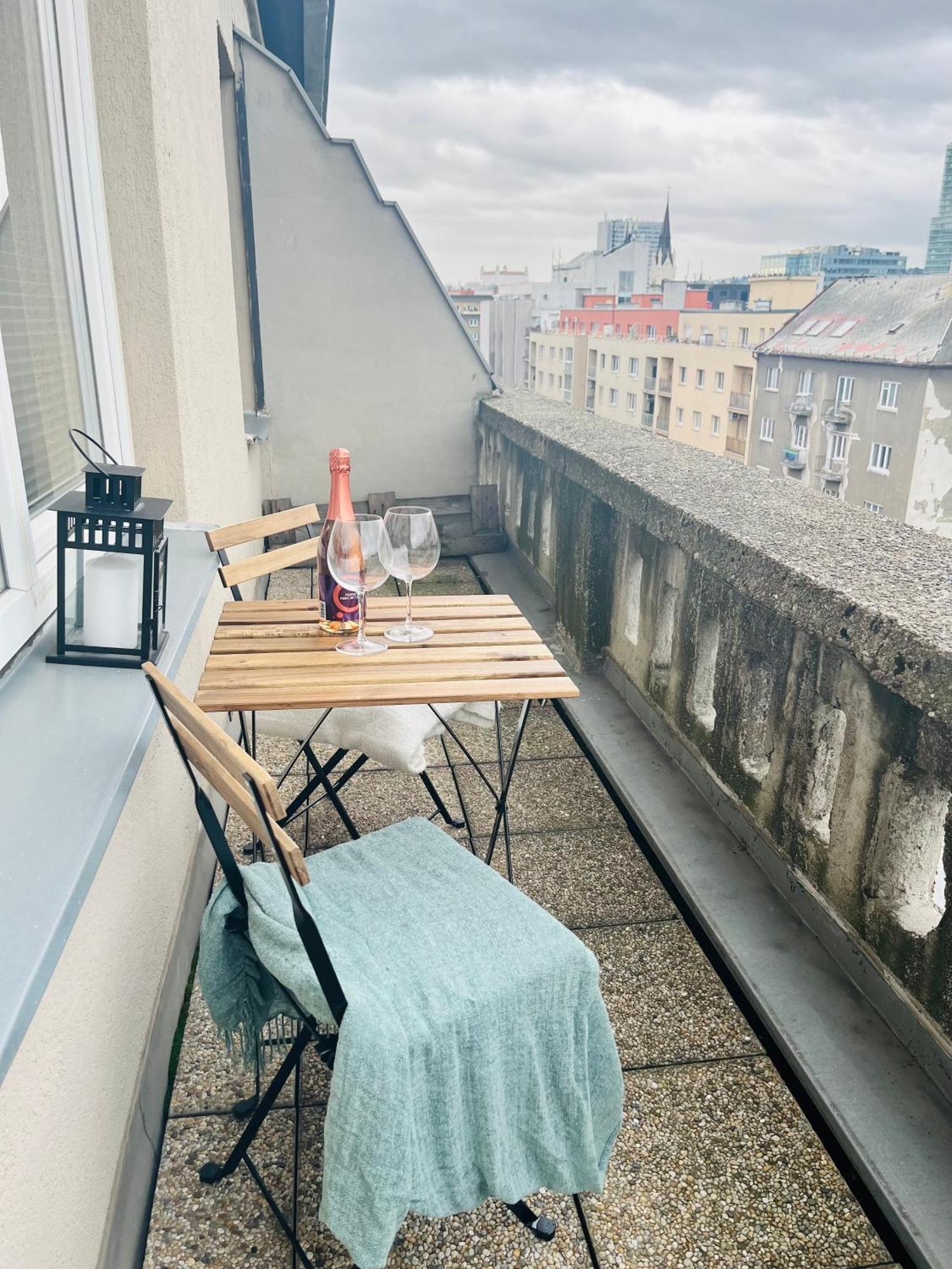 Ferienwohnung Charming Studio In The Old Town Pressburg Exterior foto