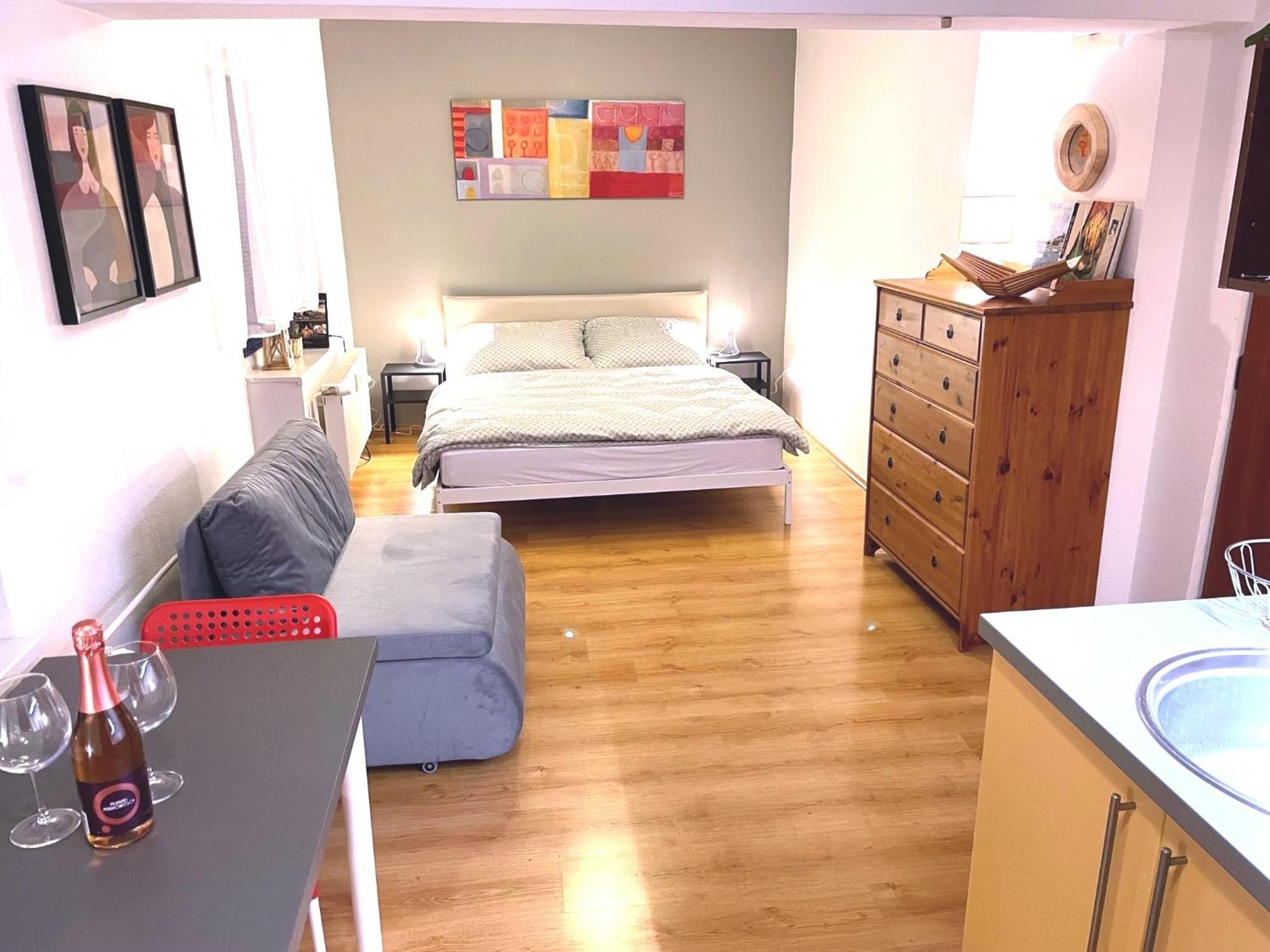 Ferienwohnung Charming Studio In The Old Town Pressburg Exterior foto