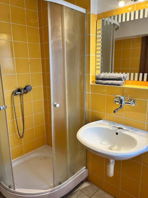 Ferienwohnung Charming Studio In The Old Town Pressburg Exterior foto