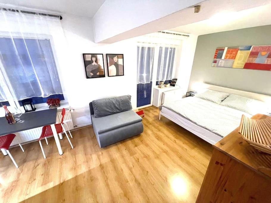 Ferienwohnung Charming Studio In The Old Town Pressburg Exterior foto